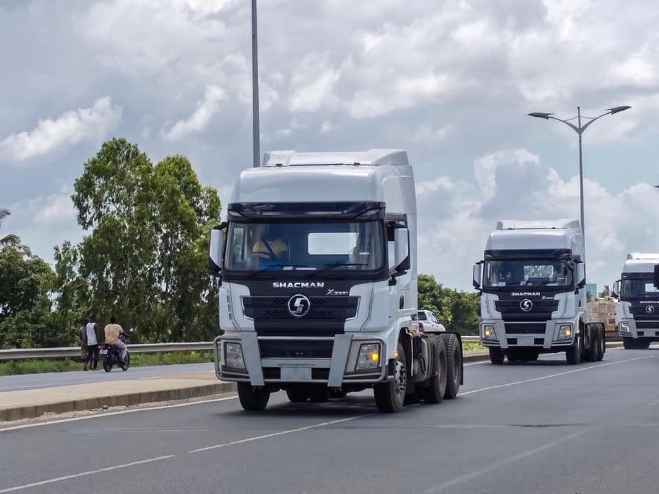 10 چرخ 6X4 SHACMAN تراکتور کامیون X3000 SHACMAN تراکتور برای تانزانیا CUMMINS ISME420 Euro3 55Ton تراکتور کامیون
