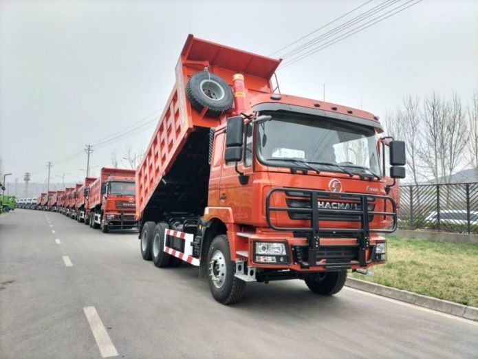 سیستم کاهش تصادف کامیون سنگین نيون قرمز 25T ظرفیت 6x6 6x4 8x4 نوع راننده 12 چرخ 1800 3200 1350mm چرخ