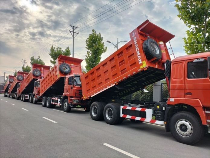 سیستم کاهش تصادف کامیون سنگین نيون قرمز 25T ظرفیت 6x6 6x4 8x4 نوع راننده 12 چرخ 1800 3200 1350mm چرخ